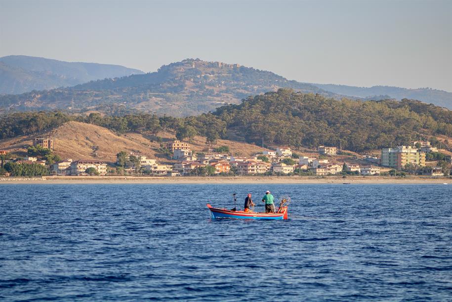 Bei gutem Wind und schönstem Wetter segeln wir von Gallipoli nach Scilla.